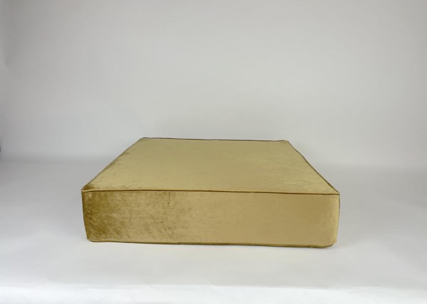 Zitkussen, Velours Soft Gold, Lekker liggen met dubbel koord afwerking, 77x75x18. R-249